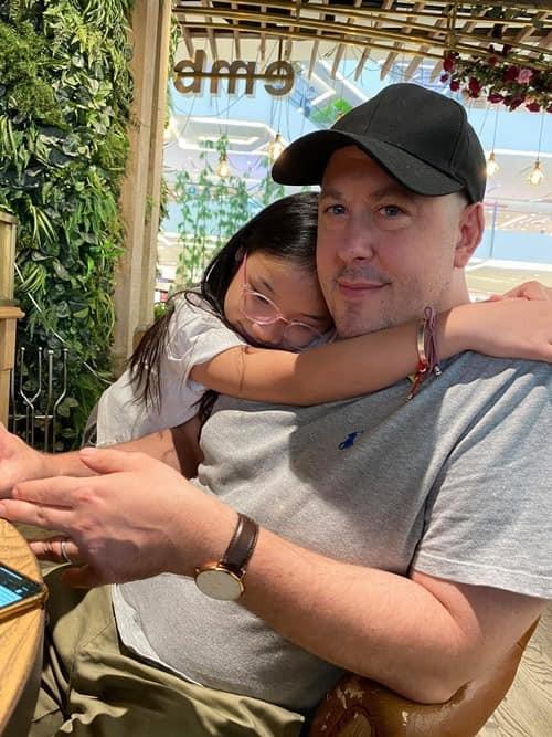 Vợ cũ Thành Trung lấy chồng Tây giờ trẻ như chị em với con gái 13 tuổi-6