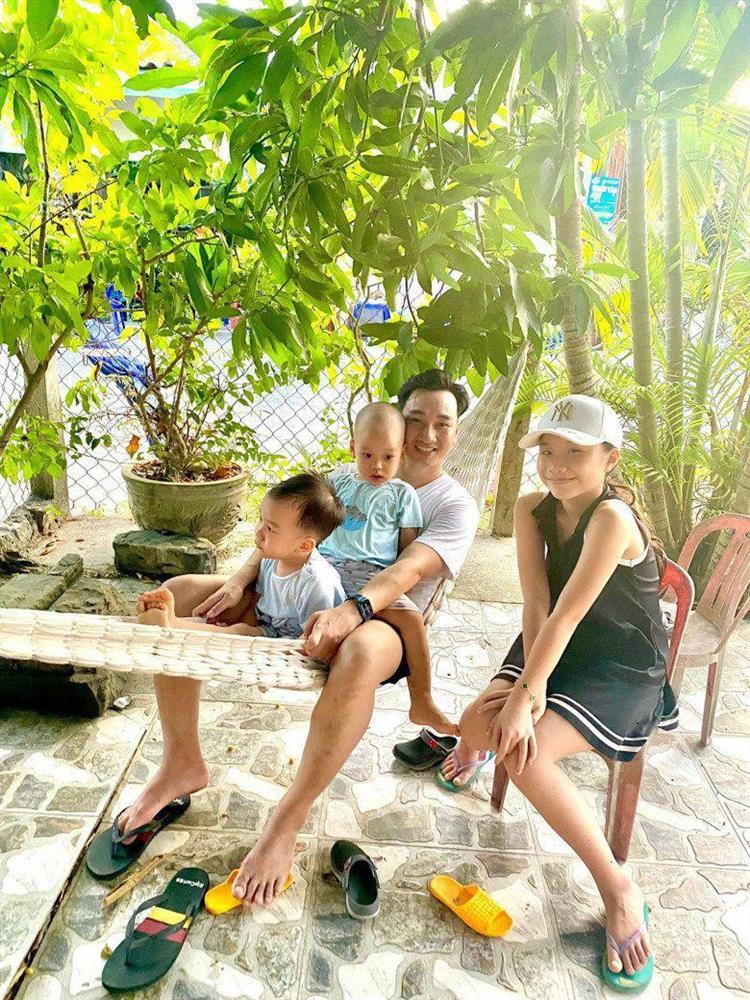 Vợ cũ Thành Trung lấy chồng Tây giờ trẻ như chị em với con gái 13 tuổi-7