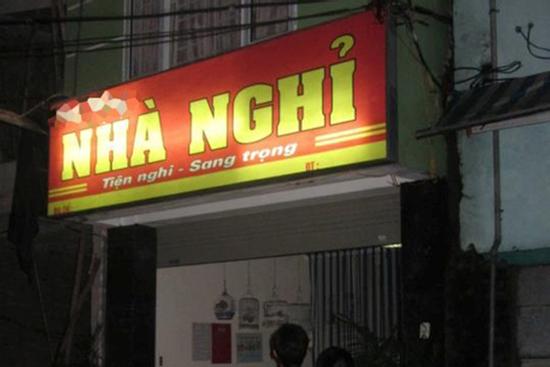 Nữ phó chánh văn phòng sở ở chung phòng nhà nghỉ với chồng người khác