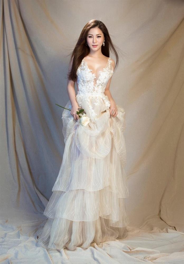 Bị nghi sang Mỹ sinh con, Hương Tràm mặc đồ toát mùi tiền-4