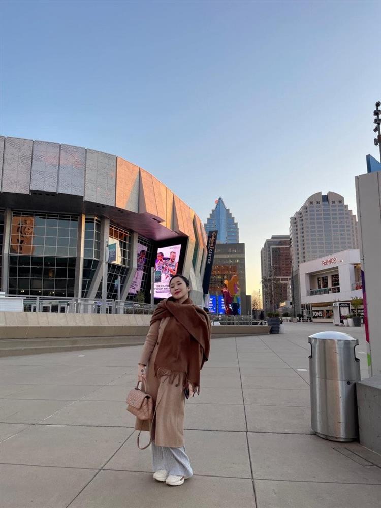 Bị nghi sang Mỹ sinh con, Hương Tràm mặc đồ toát mùi tiền-7