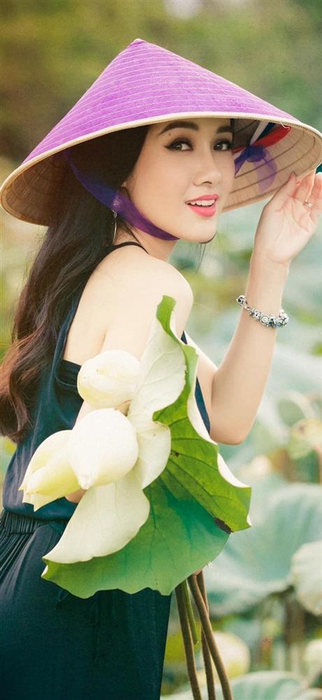 BTV Hoài Anh diện áo yếm bên hồ sen, chẳng buông lơi vẫn quyến rũ bất bại-4