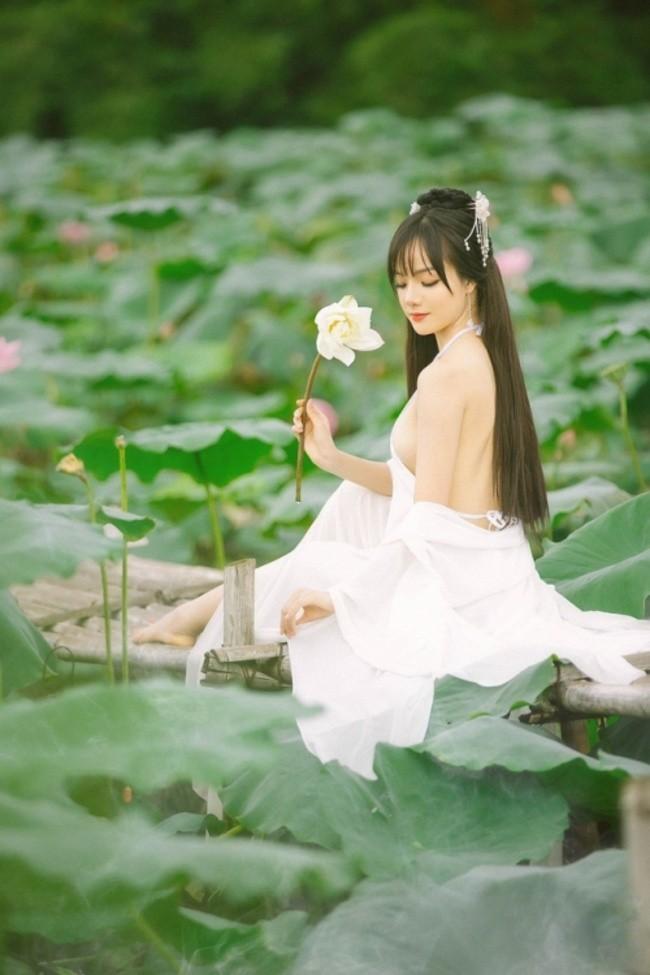 BTV Hoài Anh diện áo yếm bên hồ sen, chẳng buông lơi vẫn quyến rũ bất bại-8