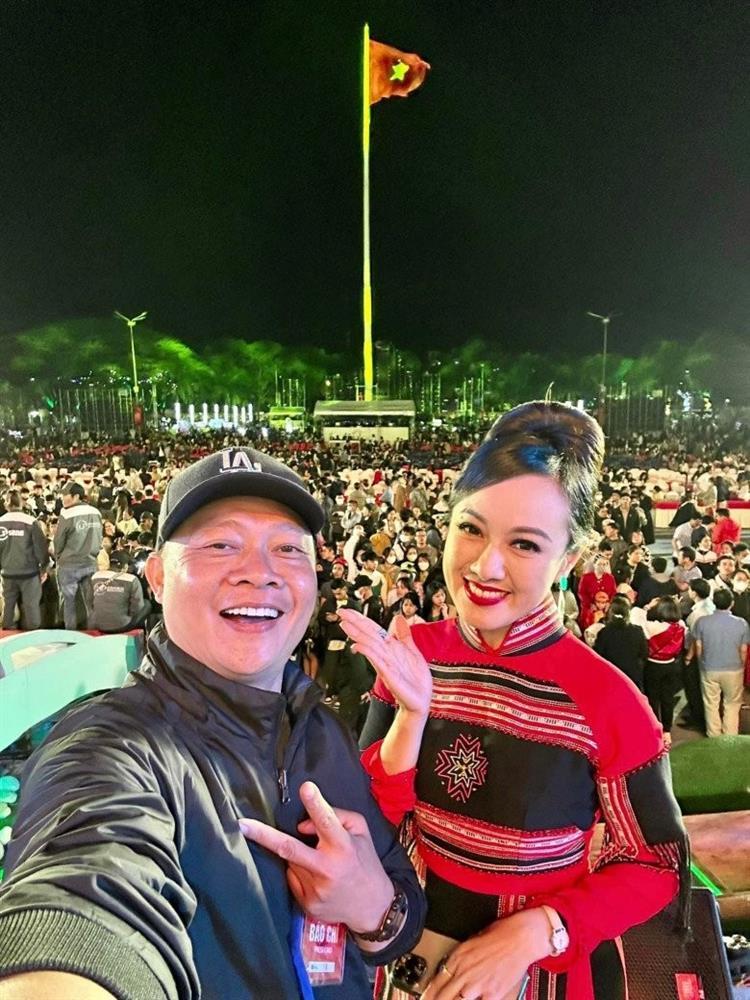 BTV Hoài Anh diện áo yếm bên hồ sen, chẳng buông lơi vẫn quyến rũ bất bại-9