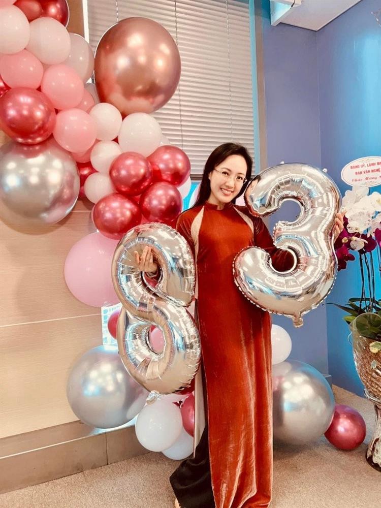 BTV Hoài Anh diện áo yếm bên hồ sen, chẳng buông lơi vẫn quyến rũ bất bại-10