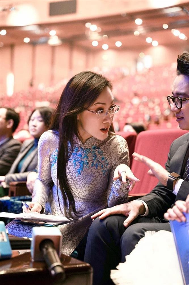 BTV Hoài Anh diện áo yếm bên hồ sen, chẳng buông lơi vẫn quyến rũ bất bại-11