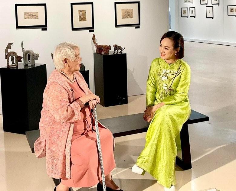 BTV Hoài Anh diện áo yếm bên hồ sen, chẳng buông lơi vẫn quyến rũ bất bại-13