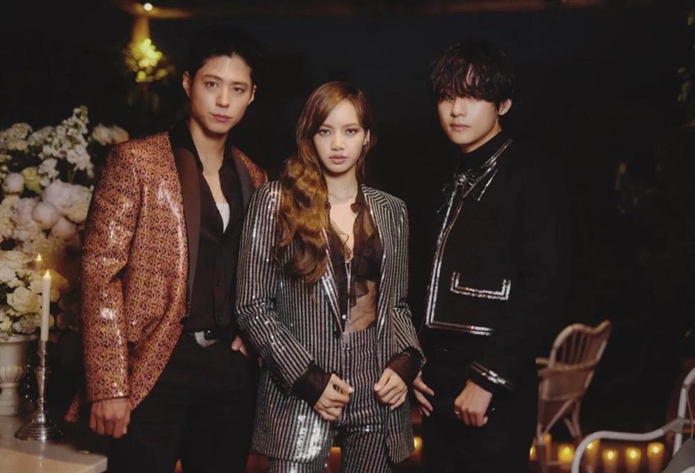 Jennie gây tranh cãi vì trang phục-2