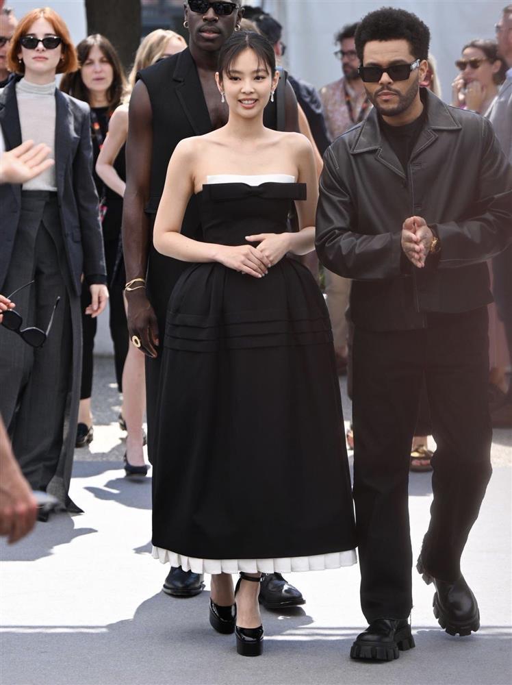 Jennie gây tranh cãi vì trang phục-6