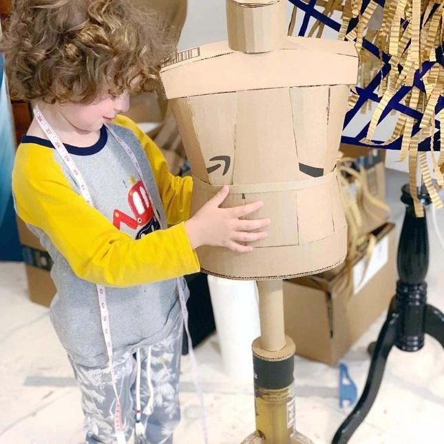 Cậu bé đòi chơi ma-nơ-canh trở thành nhà thiết kế 7 tuổi nổi tiếng thế giới-1