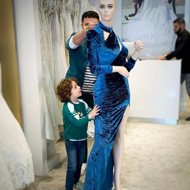 Cậu bé đòi chơi ma-nơ-canh trở thành nhà thiết kế 7 tuổi nổi tiếng thế giới-2