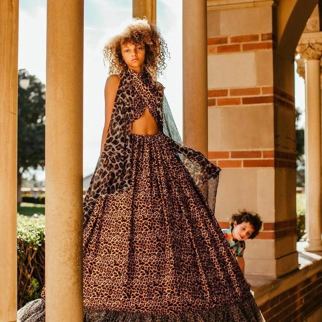 Cậu bé đòi chơi ma-nơ-canh trở thành nhà thiết kế 7 tuổi nổi tiếng thế giới-6