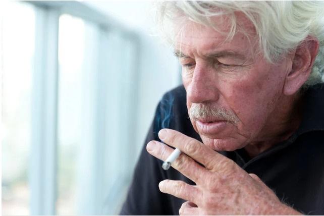 Vì sao có người hút thuốc lá vẫn sống thọ trăm tuổi?-1