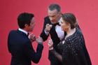 Vợ chồng Tom Hanks mắng mỏ nhân viên trên thảm đỏ Cannes