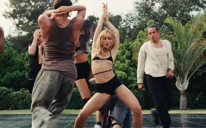 Con gái Johnny Depp bị chỉ trích ở Cannes vì đóng phim ngập cảnh nóng-1