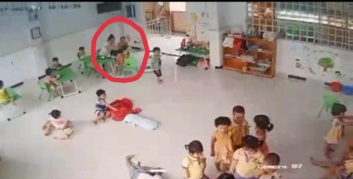 Bé trai 2 tuổi bị tát 31 cái vẫn hoảng sợ khi đến giờ ăn, giật mình vào buổi tối-1