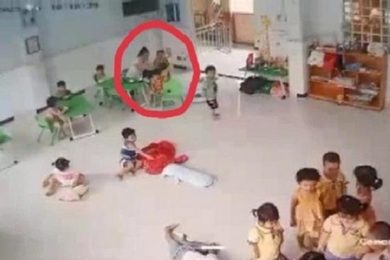 Bé trai 2 tuổi bị tát 31 cái vẫn hoảng sợ khi đến giờ ăn, giật mình vào buổi tối