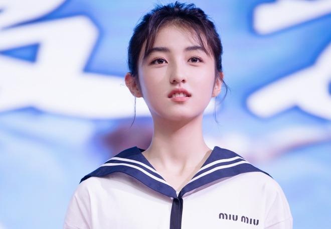 Mỹ nhân sinh năm 2001 đe dọa địa vị Địch Lệ Nhiệt Ba - Triệu Lộ Tư-7