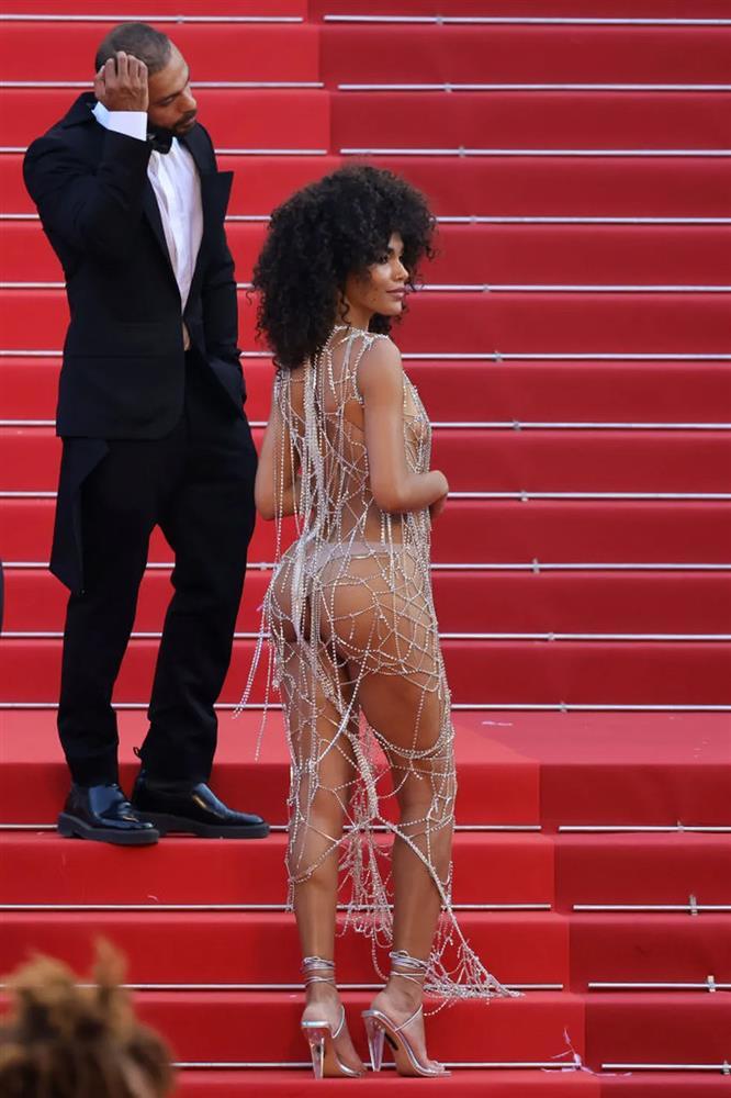 Hai người đẹp bị chỉ trích dữ dội vì mặc quá lố ở thảm đỏ Cannes-3