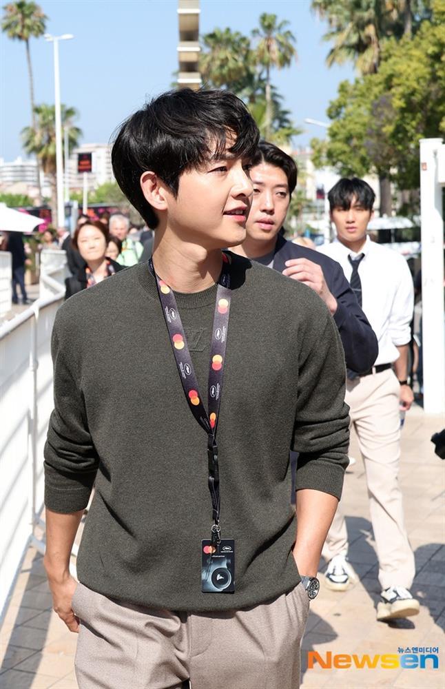 Song Joong Ki xuất hiện bên vợ trước giờ đổ bộ Liên hoan phim Cannes 2023-4