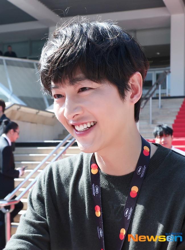 Song Joong Ki xuất hiện bên vợ trước giờ đổ bộ Liên hoan phim Cannes 2023-5