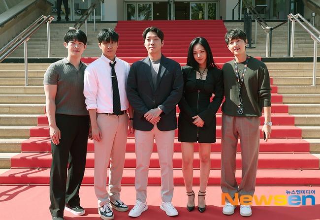 Song Joong Ki xuất hiện bên vợ trước giờ đổ bộ Liên hoan phim Cannes 2023-6