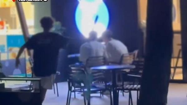 Hai TikToker bị kẻ lạ mặt cầm dao rượt đuổi khi đang livestream-2