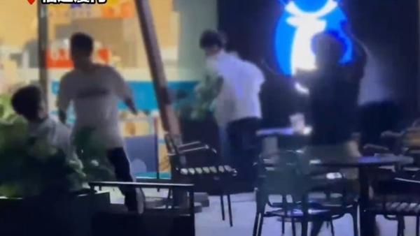 Hai TikToker bị kẻ lạ mặt cầm dao rượt đuổi khi đang livestream-3