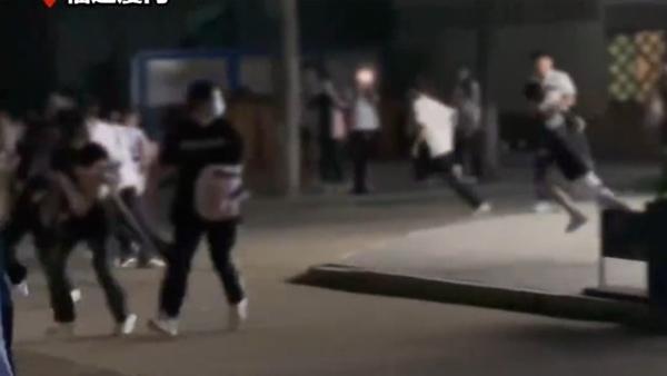 Hai TikToker bị kẻ lạ mặt cầm dao rượt đuổi khi đang livestream-4
