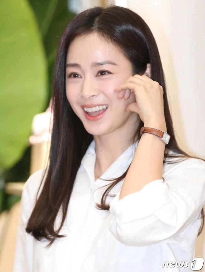 Diễn viên Kim Tae Hee tự tin khoe nếp nhăn ở tuổi U50-2