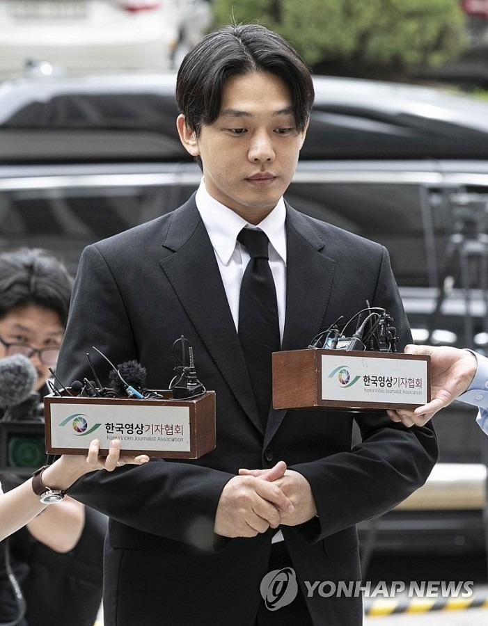 Scandal dùng chất cấm: Tài tử Yoo Ah In cùng bạn trai tin đồn bị áp giải tới trại giam-1