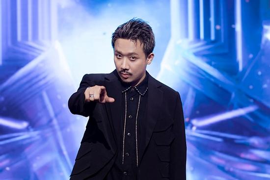 Trấn Thành làm MC Rap Việt với tạo hình khác lạ, khán giả phản ứng sao?
