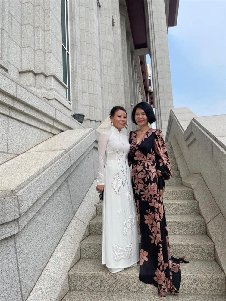 Mẹ ruột Hồ Ngọc Hà yêu tà áo dài thướt tha, khéo tôn dáng U70-1