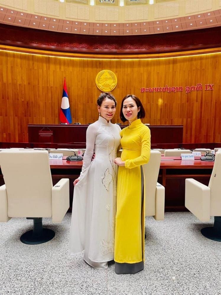 Mẹ ruột Hồ Ngọc Hà yêu tà áo dài thướt tha, khéo tôn dáng U70-2