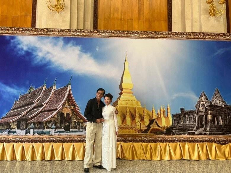 Mẹ ruột Hồ Ngọc Hà yêu tà áo dài thướt tha, khéo tôn dáng U70-3