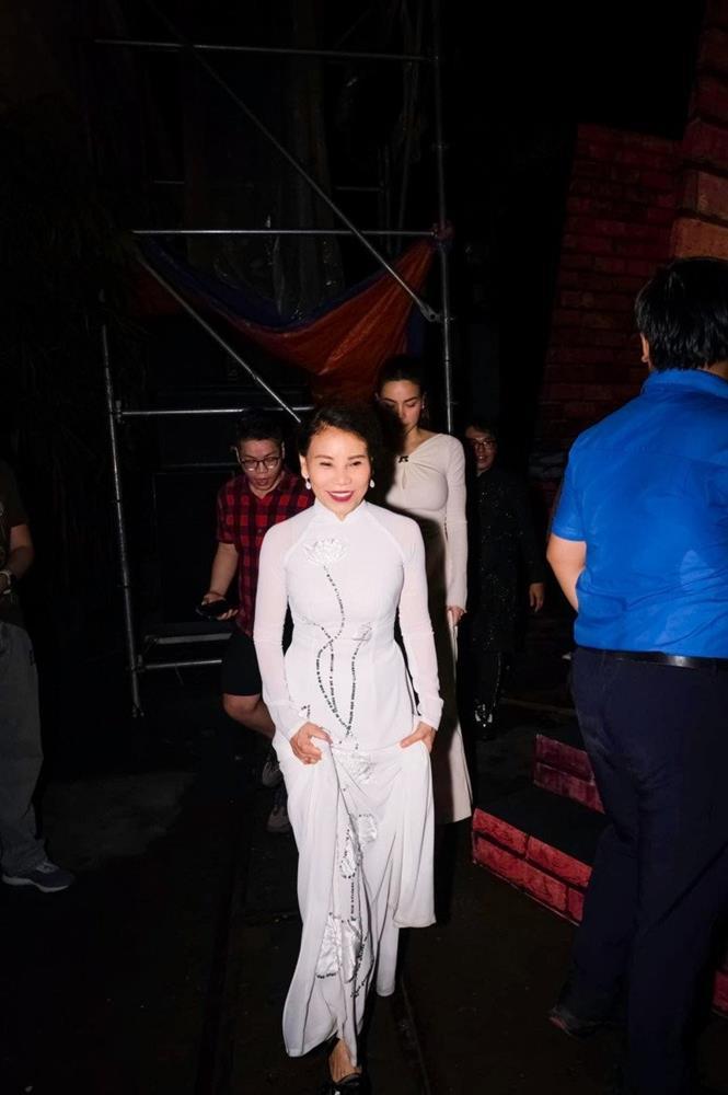 Mẹ ruột Hồ Ngọc Hà yêu tà áo dài thướt tha, khéo tôn dáng U70-4