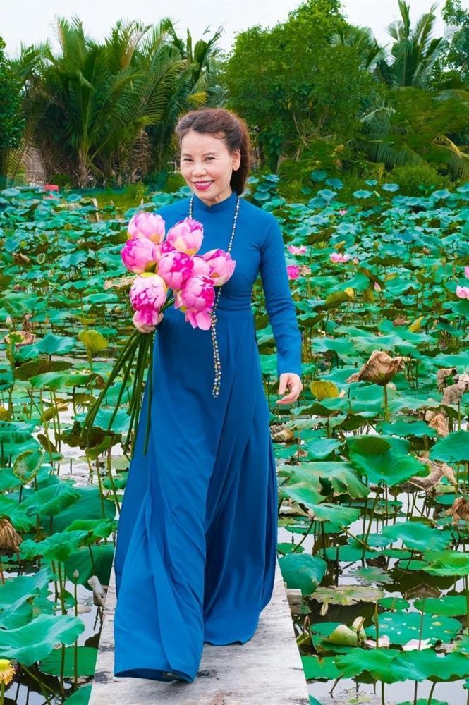 Mẹ ruột Hồ Ngọc Hà yêu tà áo dài thướt tha, khéo tôn dáng U70-6