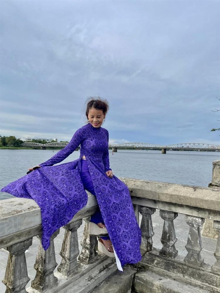 Mẹ ruột Hồ Ngọc Hà yêu tà áo dài thướt tha, khéo tôn dáng U70-7