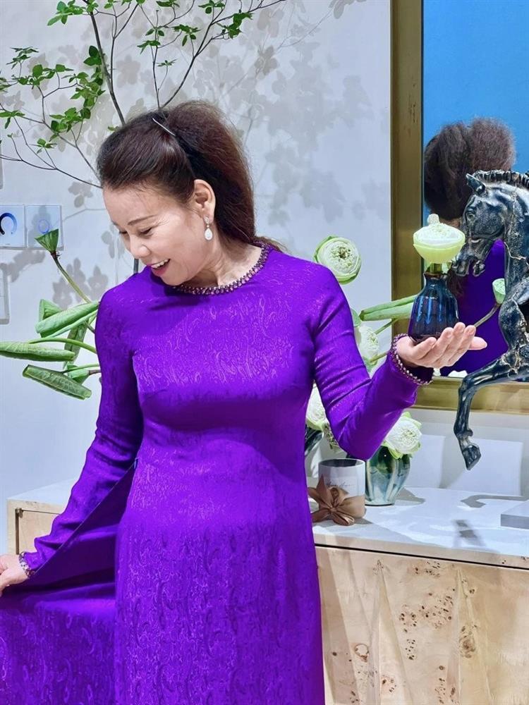 Mẹ ruột Hồ Ngọc Hà yêu tà áo dài thướt tha, khéo tôn dáng U70-8