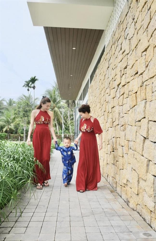 Mẹ ruột Hồ Ngọc Hà yêu tà áo dài thướt tha, khéo tôn dáng U70-9