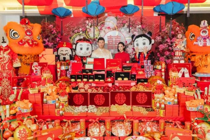 Sau lễ ăn hỏi 15 thỏi vàng, con gái tỷ phú tiễn chồng cũ đi thụ án tù-4