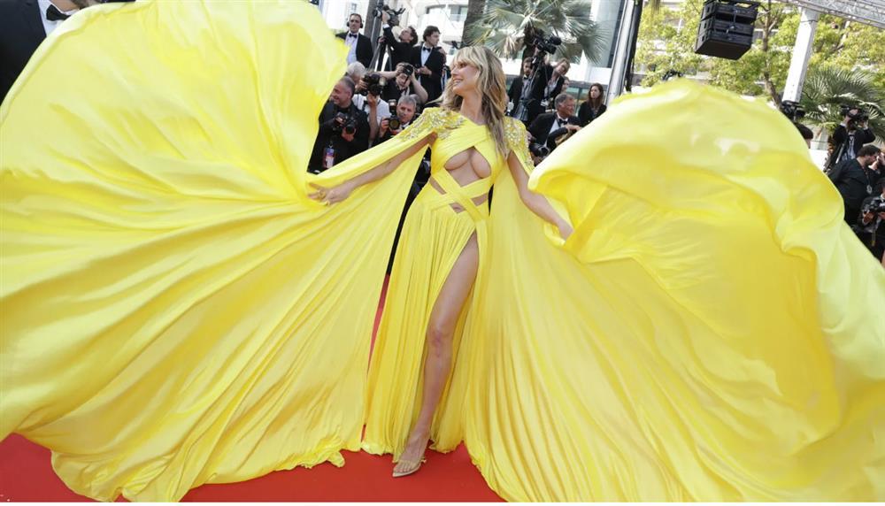 Mỹ nhân 50 tuổi bị chiếc váy hở bạo phản chủ khi tạo dáng ở Cannes-1