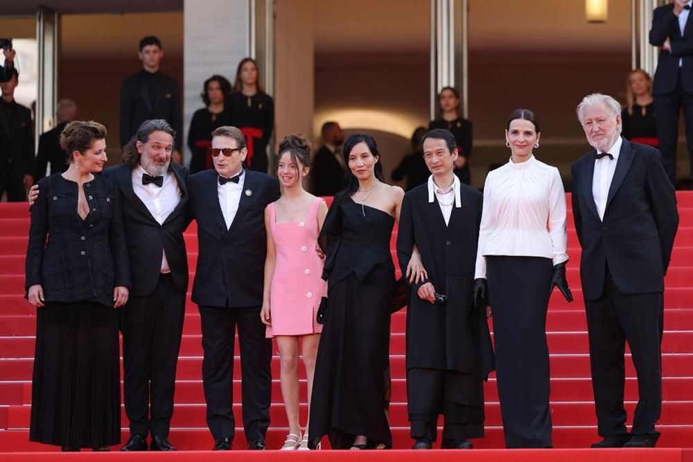Mỹ nhân 50 tuổi bị chiếc váy hở bạo phản chủ khi tạo dáng ở Cannes-4