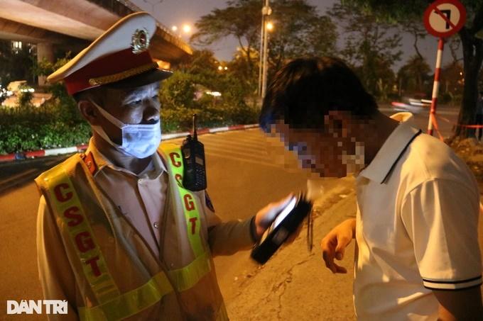 Sợ bị vợ mắng vì hút thuốc, tài xế dùng nước súc miệng và dính nồng độ cồn-6