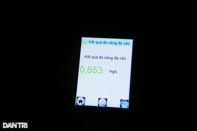 Sợ bị vợ mắng vì hút thuốc, tài xế dùng nước súc miệng và dính nồng độ cồn-10