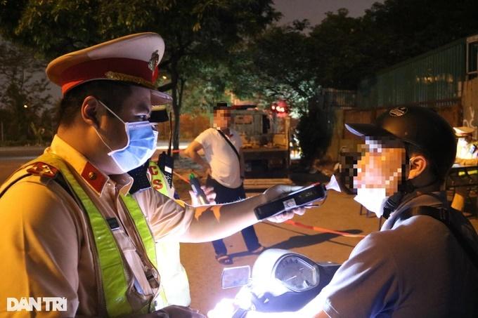 Sợ bị vợ mắng vì hút thuốc, tài xế dùng nước súc miệng và dính nồng độ cồn-8