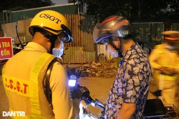 Sợ bị vợ mắng vì hút thuốc, tài xế dùng nước súc miệng và dính nồng độ cồn-9