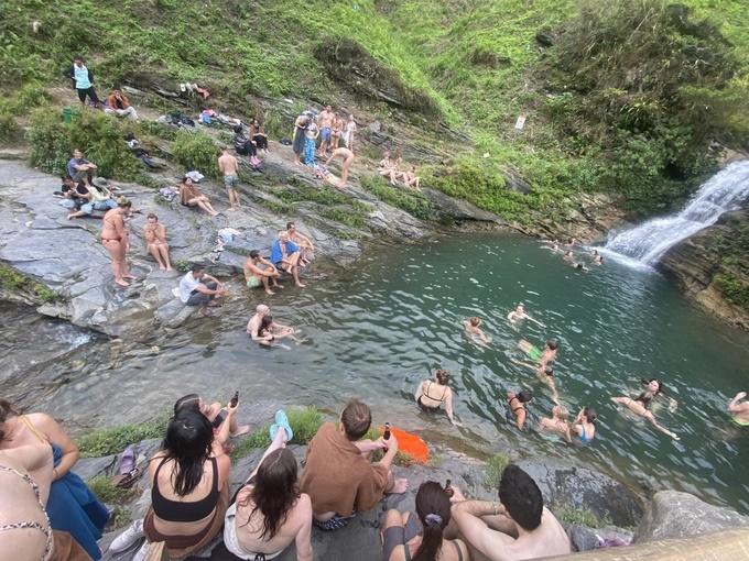 Khách Tây tiết lộ lý do băng rừng, vượt núi đến tắm thác Du Già Hà Giang-2