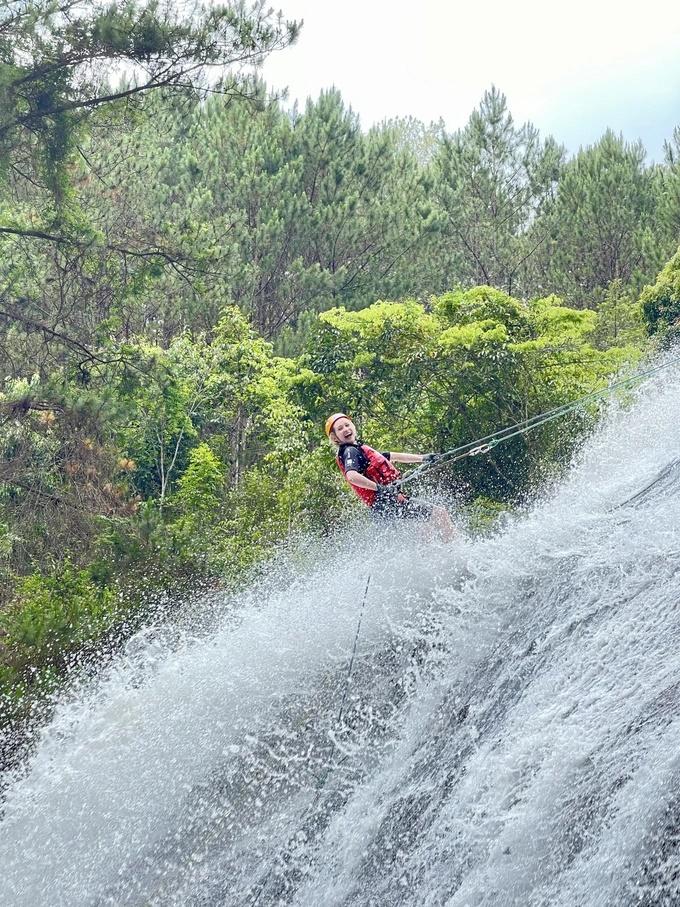 Khách Tây tiết lộ lý do băng rừng, vượt núi đến tắm thác Du Già Hà Giang-3