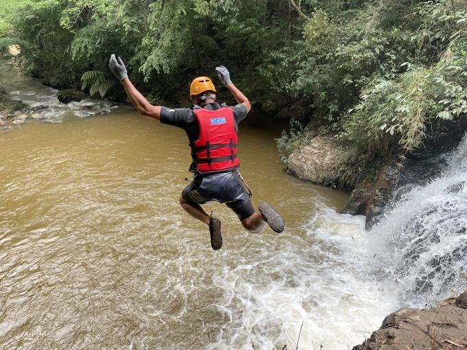 Khách Tây tiết lộ lý do băng rừng, vượt núi đến tắm thác Du Già Hà Giang-4